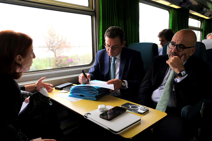 Primeiro-Ministro Luís Montenegro, Ministro das Infraestruturas e Habitação, Miguel Pinto Luz, e Ministra do Ambiente e Energia, Maria da Graça Carvalho,