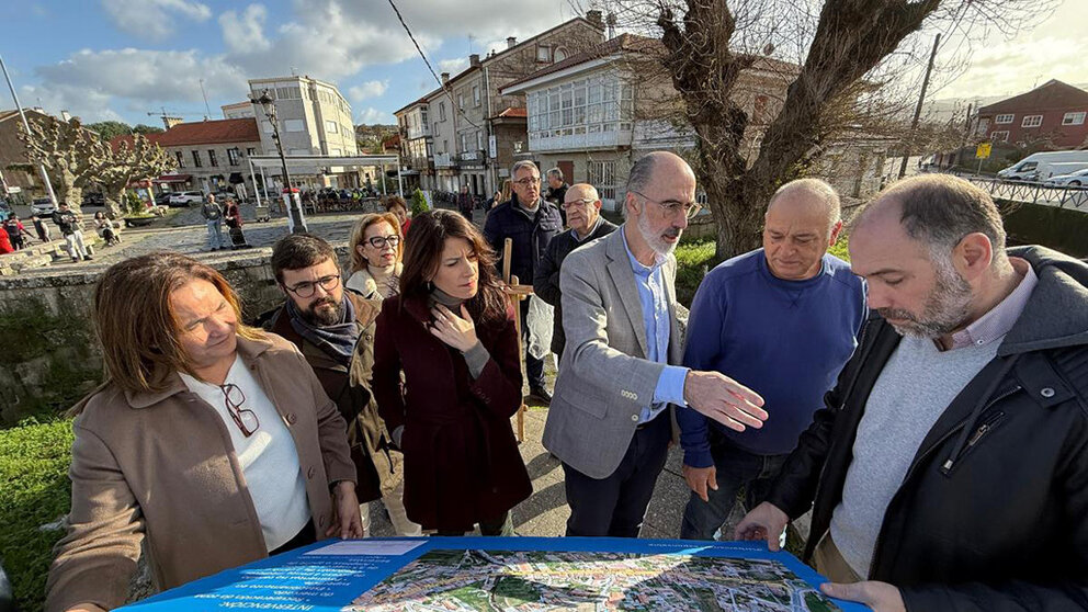 La titular de Vivienda de Planificación de Infraestructuras, María M. Allegue, visitó hoy junto a la directora general de Urbanismo, Encarnación Rivas, la delegada de la Xunta en Vigo, Ana Ortiz, y el alcalde de Baiona, Jesús Vázquez Almuíña, este entorno en la que se mejorarán los espacios peatonales