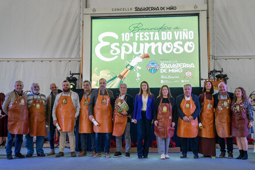 La Confradía do Viño do Condado do Tea e Espumosos ha investido esta mañana a cuatro nuevos miembros.