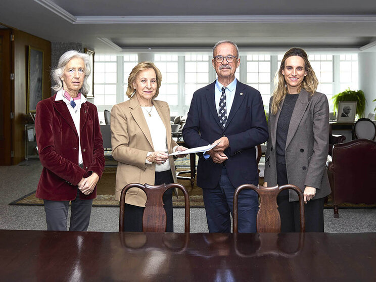 , Juan Lema; a súa vicepresidenta, Alicia Estévez; a presidenta da Fundación Barrié, Pilar Romero; e a directora, Carmen Arias.