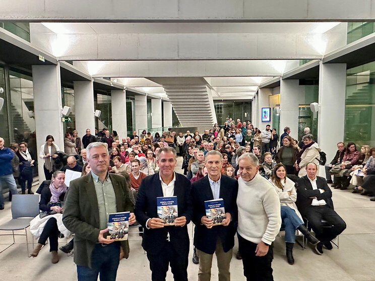 O acto, que congregou a destacadas figuras da cultura galega, contou coa presenza do vicepresidente da Deputación de Pontevedra, Rafa Domínguez, o secretario xeral da Lingua, Valentín García, o comisario da Bienal de Arte, Antón Castro, e o deputado de Cultura, Jorge Cubela.