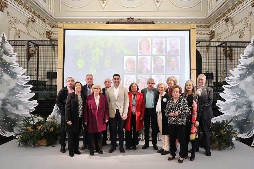 “Rendemos una merecida homenaje a diecinueve personas que dedicaron buena parte de su vida al servicio público". dijo López. RAFA ESTÉVEZ.