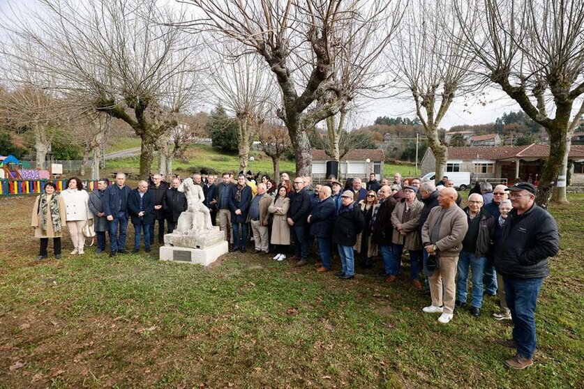 Un momento de la inauguración de la escultura "Rompiendo grillóns" en la Alameda de Aguasantas, con la presencia del conselleiro de Educación, Román Rodríguez, y otras autoridades.