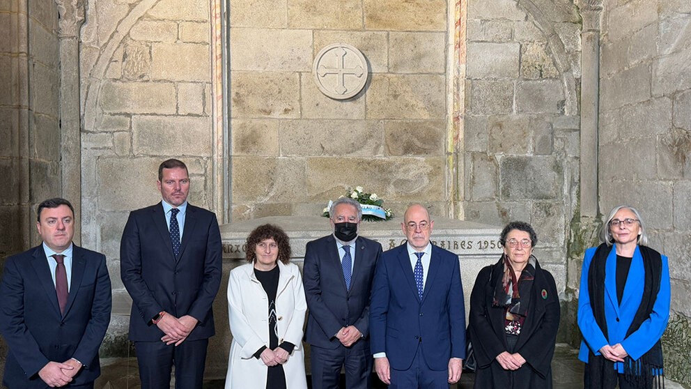 De esquerda a dereita, en primeiro termo: presidente da Deputación da Coruña, Valentín González Formoso; conselleiro de Cultura, Lingua e Xuventude, José López Campos; alcaldesa de Santiago de Compostela, Goretti Sanmartín Rei; presidente do Parlamento de Galicia, Miguel Ángel Santalices Vieira; presidente da Fundación Castelao, Miguel Anxo Seixas; presidenta do Consello da Cultura Galega, Rosario Álvarez Blanco; e presidenta do Padroado do Museo do Pobo Galego, Concha Losada Vázquez.