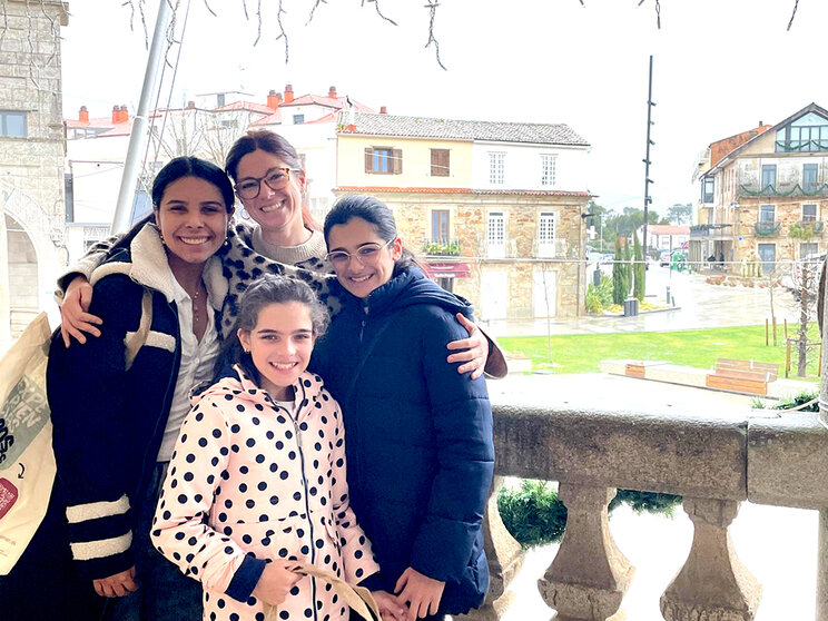 Isabella, Elda e Lola, la voz da infancia y juventud rosaleira posan junto a la alcaldesa antes de salir para el 8º Encuentro Estatal de Unicef en Bilbao.