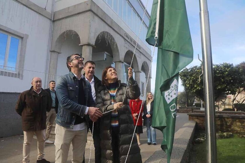 La conselleira de Medio Ambiente y Cambio Climático participó en el izado de las banderas verdes de Boiro y Porto do Son.