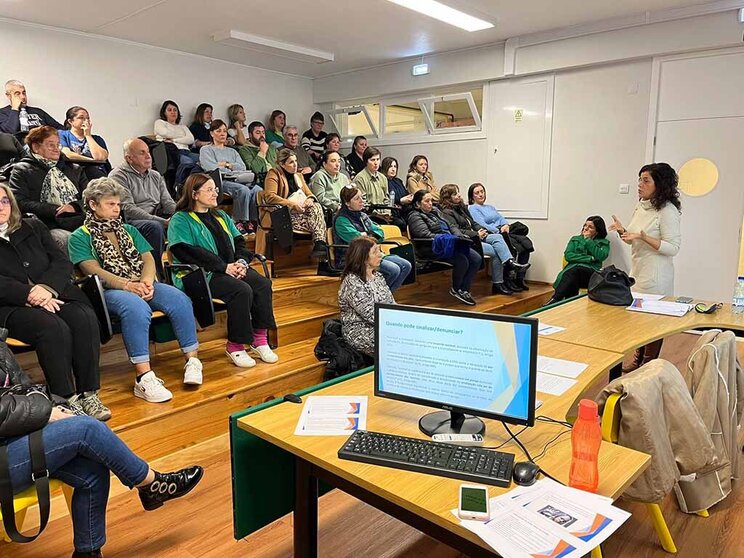 Acción de sensibilización sobre a protección dos dereitos da infancia e a xuventude dirixida a 40 asistentes operacionais do Agrupamento de Escolas de Valdevez.