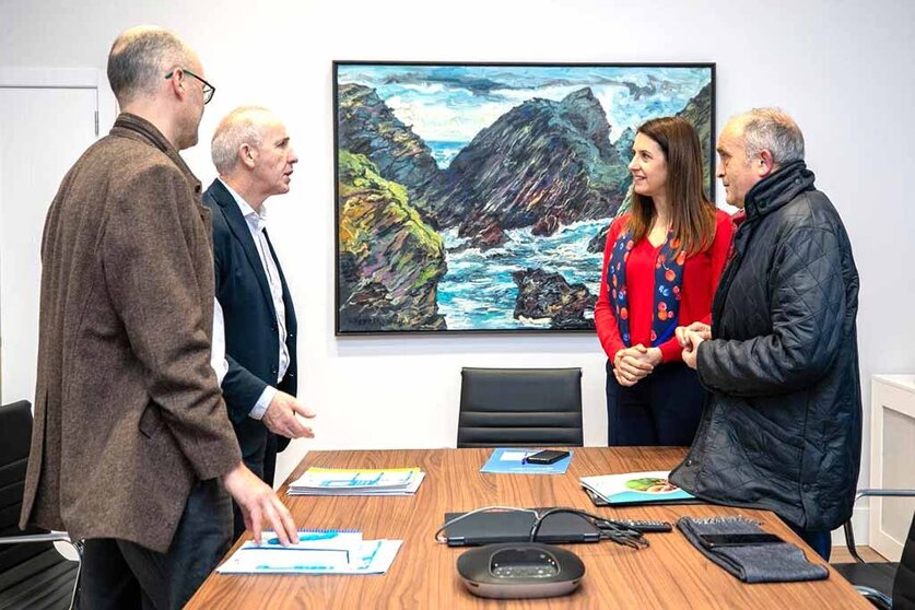 La conselleira do Medio Rural, María José Gómez, se reunió con el director del Centro EFA Fonteboa y el alcalde de Coristanco para explorar colaboraciones formativas en el ámbito rural.