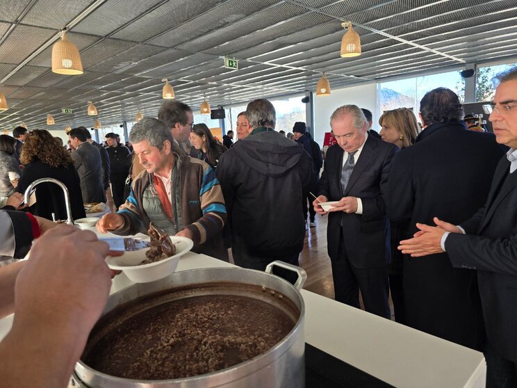 El vice presidente de Turismo Porto e Norte, José Cancela Moura degustando el Arroz de Sarrabulho á moda de Ponte de Lima.