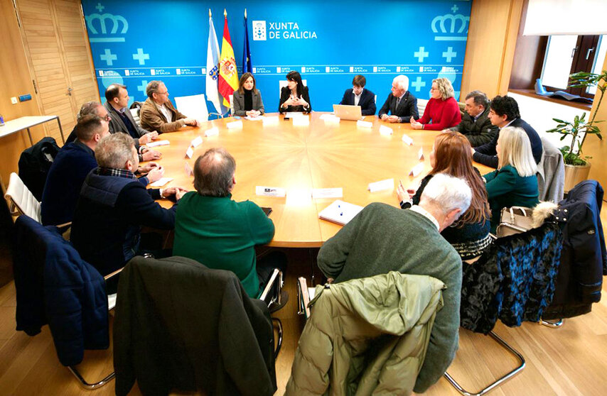 La conselleira de Vivenda e Planificación de Infraestruturas, María M. Allegue, junto con el director de la Agencia Gallega de Infraestructuras, Francisco Menéndez, y la directora general de Movilidad, Judit Fontela, mantuvo una reunión con usuarios de la AP-9.