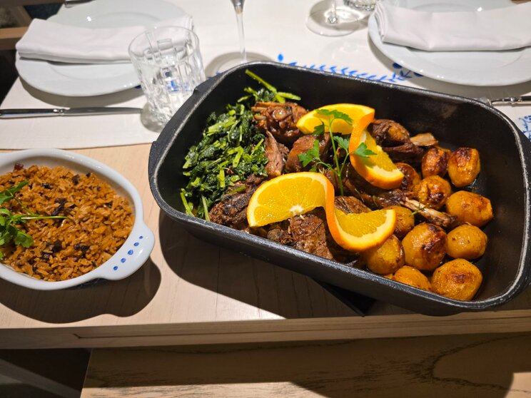 Cabrito al horno con patatas, grelos y arroz.