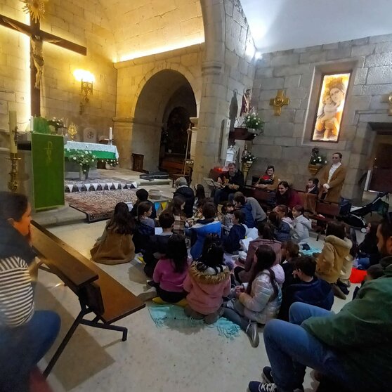 Unas 30 personas, entre niños de 0 a 15 años y sus padres, participaron en una actividad de oración en la parroquia salvaterrense de san Lorenzo.