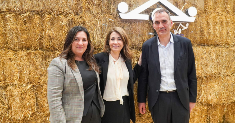 Enrique Cabaleiro, alcalde tudense, con la concejala de Turismo, Ana Núñez. y la directora de Paradores, Raquel Sánchez, em FITUR.