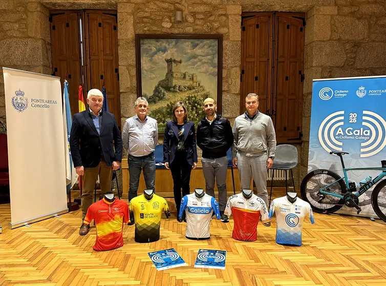 Autoridades locales y deportivas unidas en la presentación de la gran fiesta del ciclismo gallego que se celebrará este sábado en Ponteareas.