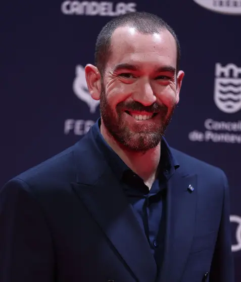 Ponce eligió un elegante traje de chaqueta cruzada en tono marino, un conjunto que fusiona la elegancia clásica con toques de modernidad.