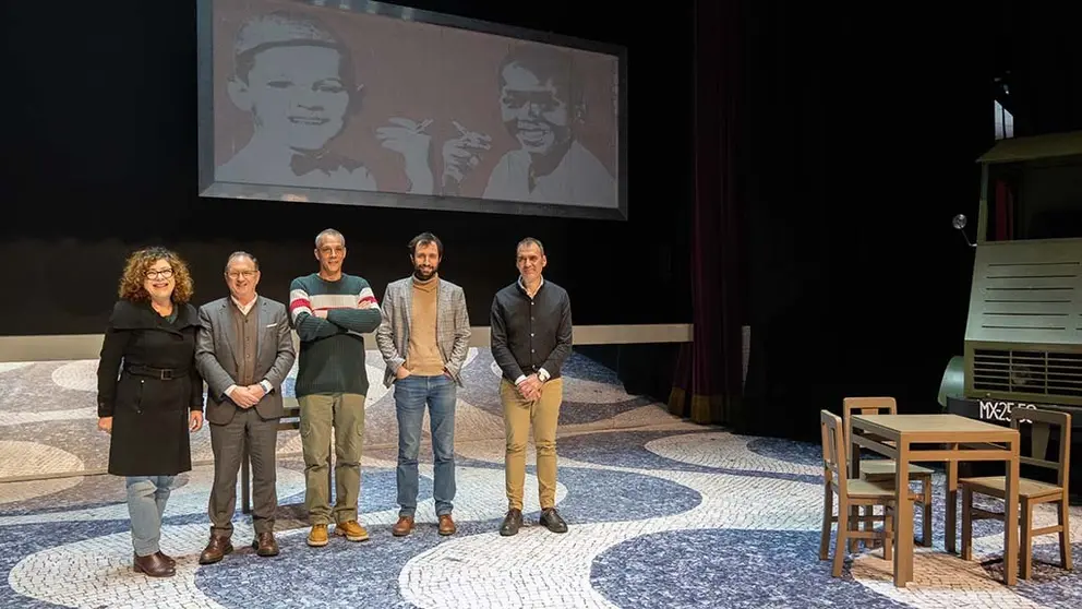 Este mediodía visitaban este espazo escénico o alcalde de Tui, Enrique Cabaleiro, o presidente da Cámara de Valença, José Carpinteira, a concelleira de Cultura, Sonsoles Vicente, e o director do Centro Dramático Galego, Fran Núñez, xunto ao propio director Nuno Cardoso.