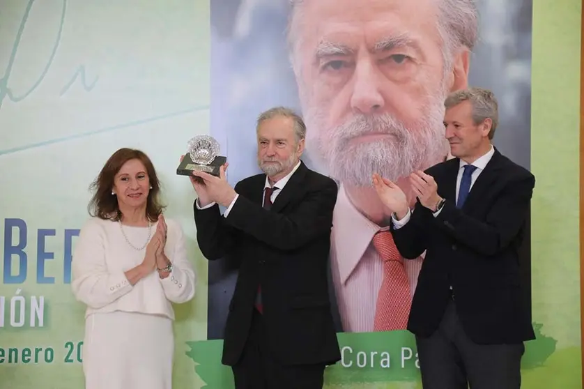 De Cora recibió el galardón de manos del presidente de la Xunta, Alfonso Rueda, y de la presidenta de la APG, María Méndez.