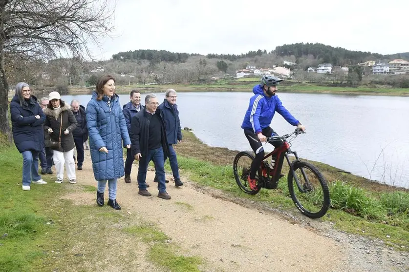 La conselleira de Medio Ambiente e Cambio Climático visitó esta mañana el embalse de Cachamuíña y participó en una suelta de aves con motivo del Día Mundial de los Humedales.