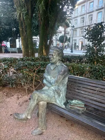 Escultura de bronce para Domingo Villar en Vigo: Un homenaje a su vida, obra y amor por la ciudad.