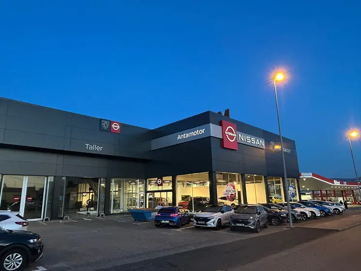 Las instalaciones Nissan en Narón – Ferrol del Grupo Dimolk se ha renovado totalmente este espacio, para mejorar la atención al cliente, tanto en Venta de Vehículos Nuevos, de Ocasión, y también el servicio Postventa de Taller.