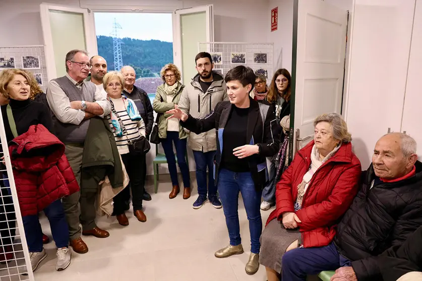 La rehabilitación ha supuesto una inversión de más de 107.000 euros para transformar sus 120 metros cuadrados en un espacio moderno y eficiente energéticamente, con sala de convivencia, sala de reuniones, aseo adaptado y un pequeño office.