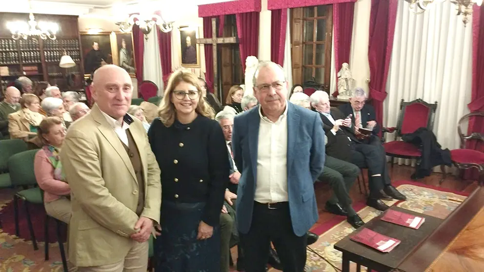 La profesora titular de Historia del Arte de la USC, Marta Cendón, fue la encargada de presentar a Monterroso Montero, en una mesa que condujo el presidente de la Real Sociedad Económica compostelana, Francisco Loimil Garrido.