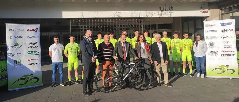 El alcalde de Vigo, Abel Caballero, junto a los ciclistas del Vigo-Rías Baixas en la presentación del equipo para la temporada 2025.