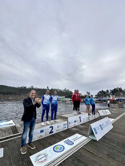 Rafa Domínguez fai entrega de medallas do Campionato Galego de Inverno de piragüismo.