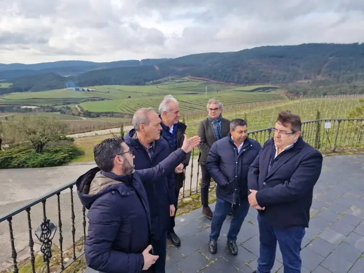 El delegado territorial visitó las Bodegas Altos de Torona que recibieron una ayuda de más de 210.000 euros.