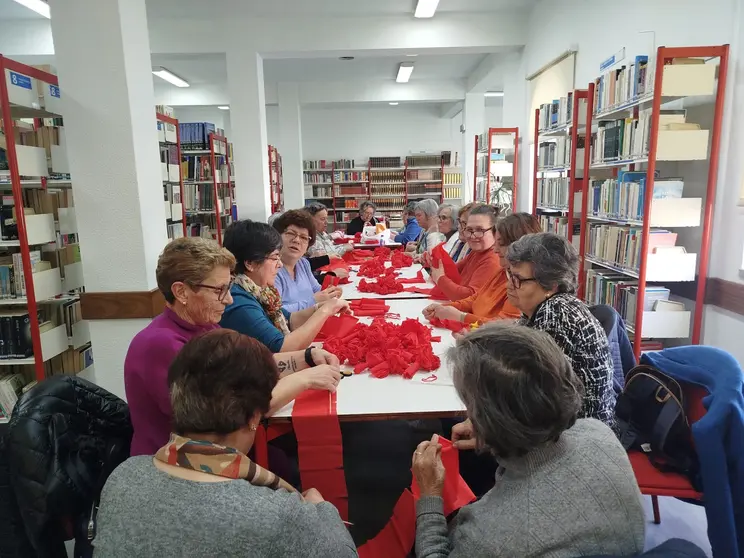 Seniores de Vila Flor dedicados à confeção manual de flores de papel, tradição secular que ganha nova vida para o Dia dos Namorados.