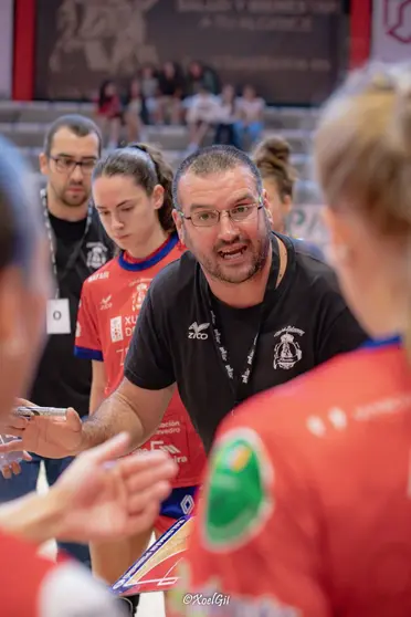 Ismael Martínez: "Ganar alguna de las competiciones en las que estamos inmersos tendría un impacto enorme, tanto para la localidad como para el balonmano en Galicia".