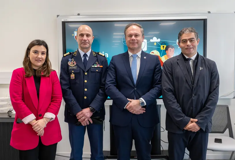 A vereadora com a área funcional da Educação, Alexandra Vilar, e Carlos Morgado, Comandante do Comando Territorial de Braga da GRN, Guilherme Emílio, Presidente da Câmara Municipal de Esposende.