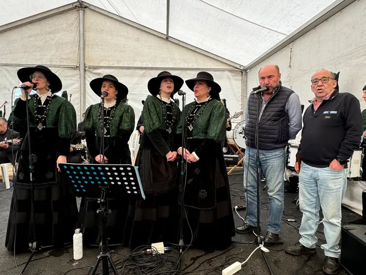 La aldea de Regodobardo, en Pontecaldelas, se vistió de gala este domingo para rendir un emotivo homenaje a uno de los grandes de la música gallega: Suso Vahamonde.