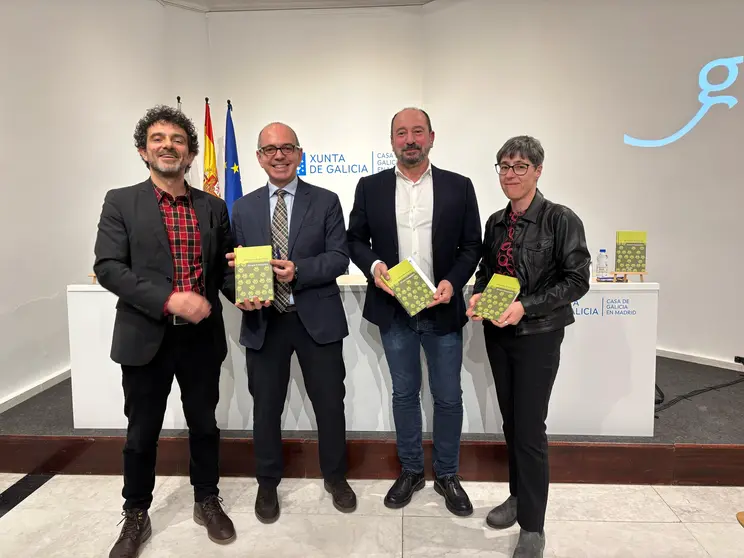 O director de Turismo de Galicia, Xosé Merelles, o director da Casa de Galicia en Madrid, Luis E. Ramos, e o editor do libro, Enrique Alvarelos presentaron onte, na Casa de Galicia de Madrid.