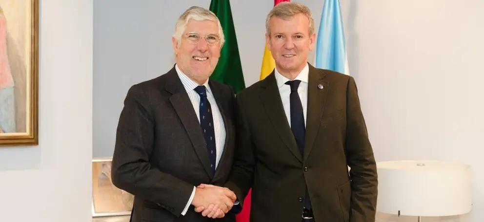 El presidente de la Xunta, Alfonso Rueda, y el embajador de Portugal en España, João Mira-Gomes, durante la recepción en la que Rueda reiteró la importancia del AVE Vigo-Oporto.