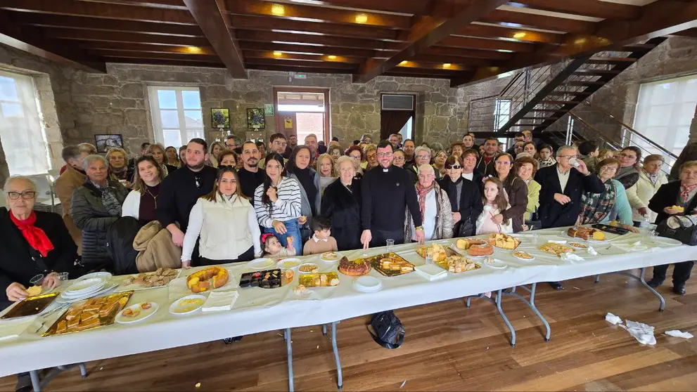 Un momento de la celebración en la Casa do Conde de Salvaterra, Don Sergio con sus parroquianos.