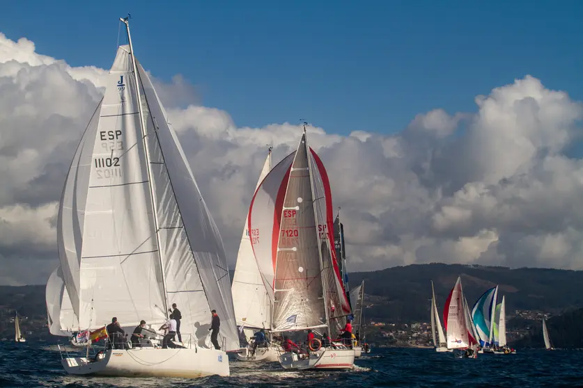 La flota de la Interclubes compitiendo este sábado en la ría de Pontevedra.