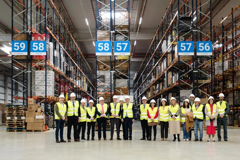 El presidente de la Xunta visitó el nuevo centro logístico de la empresa, situado en el polígono industrial de A Laracha.