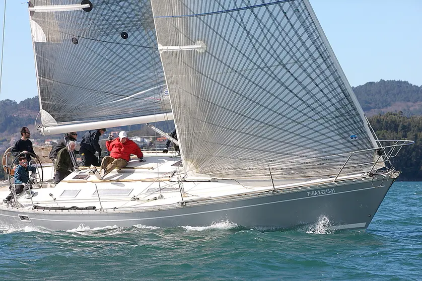 El velero Menudeta, del Real Club Náutico de Vigo, navegando con destreza bajo el viento del nordeste, rumbo a la victoria en la categoría ORC de la Liga de Invierno Cíes-Rande.