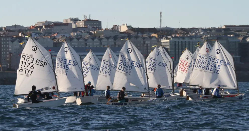 Los vientos oscilaron en la bahía coruñesa entre los 12 y los 20 nudos del nordeste. MOEBIUS.