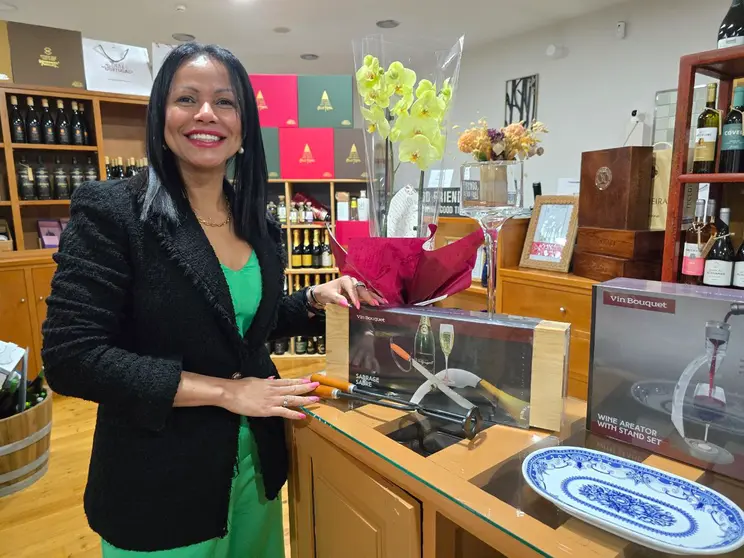 Sonia Gomes con las distintas cajas para presentar los productos genuinos de Portugal.