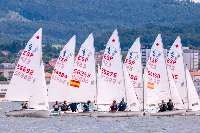 La flota de 420 compitiendo en la ría de Arousa en una prueba de la pasada temporada. © RFGV.