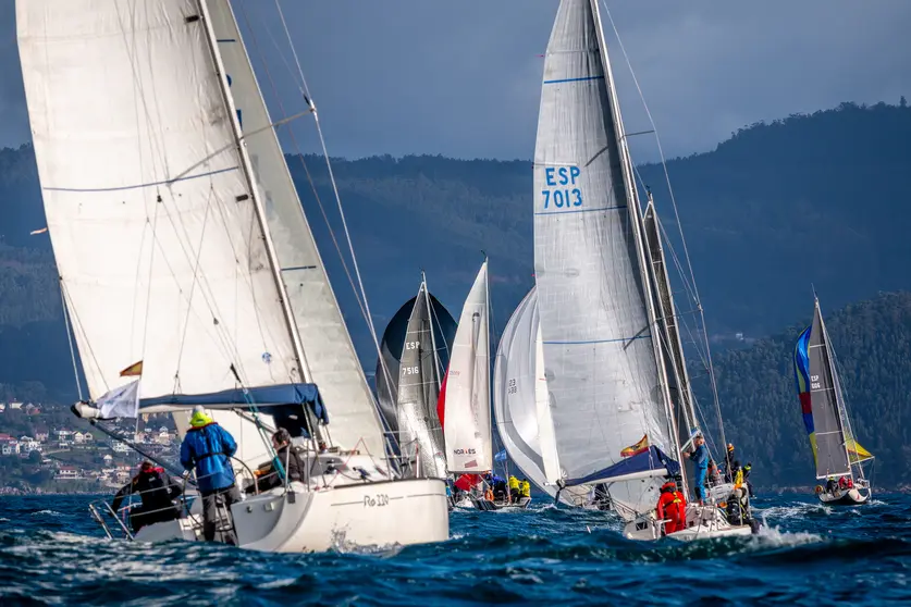 La flota de la Interclubes compitiendo en la ría de Pontevedra. © CLARA GIRALDO / Desmarque.