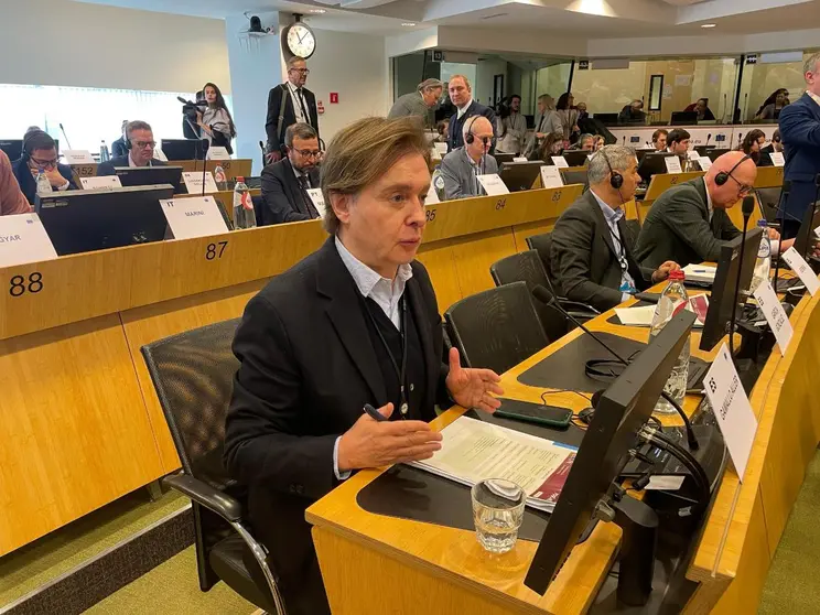 El director general de Relaciones Exteriores y con la UE, Jesús Gamallo, participó en la comisión de Política Económica (ECON) del CdR, en el que se debatió el estudio que destaca a Galicia como región pionera en la regulación e impulso de la IA.