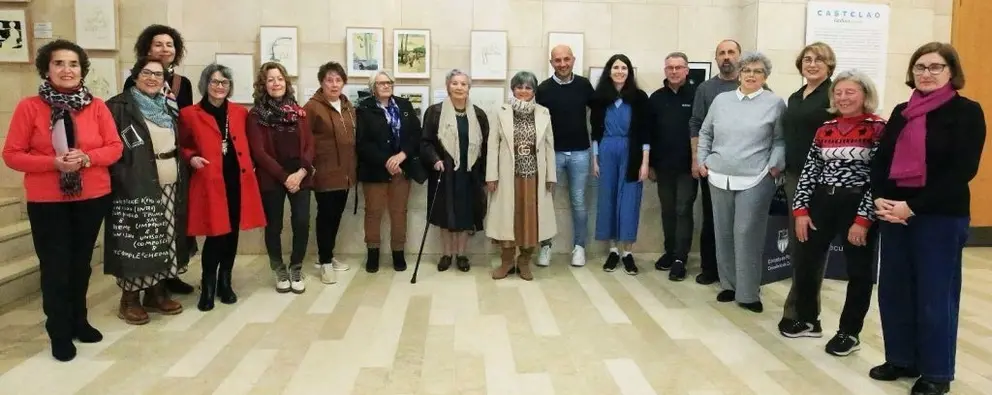 O alcalde Manuel Alejandro Lorenzo Alonso apoia a iniciativa cultural en homenaxe a Castelao, compartindo un momento cos asistentes á sesión do Club de Lectura.