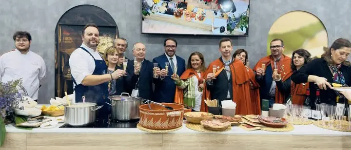 A equipa de Ponte de Lima presente na BTL 2024, promovendo o nosso rico património cultural e gastronómico.