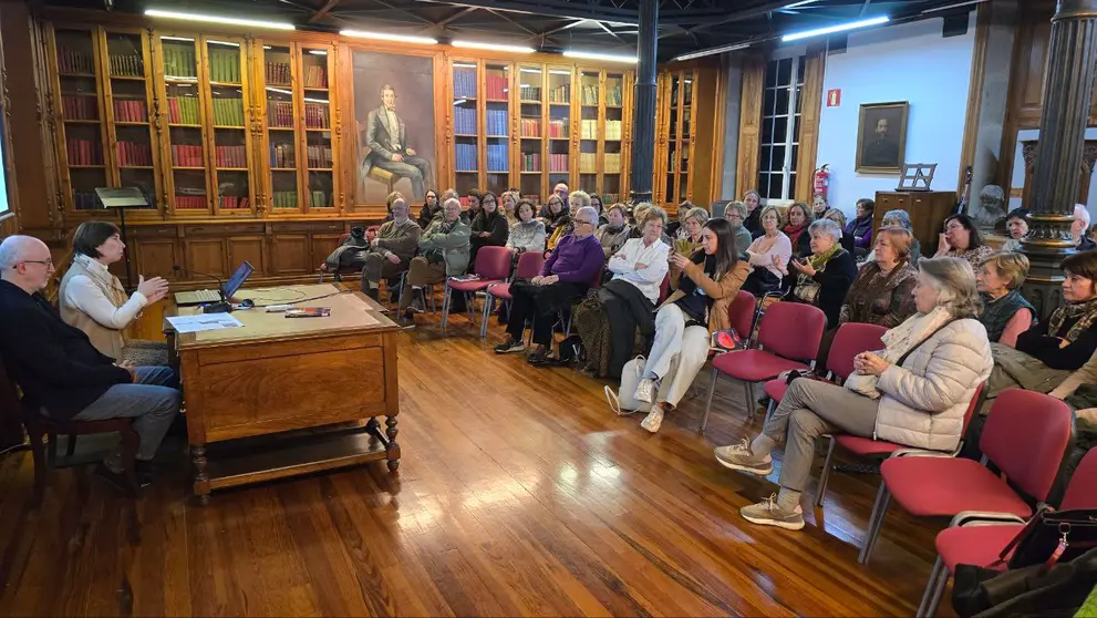 Numeroso público asistió a la presentación en la biblioteca de la Escuela Municipal de Artes y Oficios de Vigo.