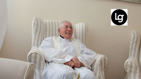 D. José en Julio de 2022, antes de celebrar la santa Misa en su 60 aniversario sacerdotal para un grupo de familias amigas que le hicieron un homenaje. ARCHIVO DL-G.